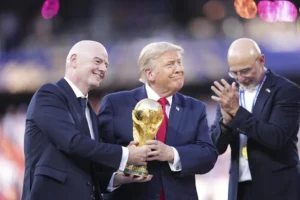 Trump et Infantino remettant la coupe du monde 2026 à l'Espagne..